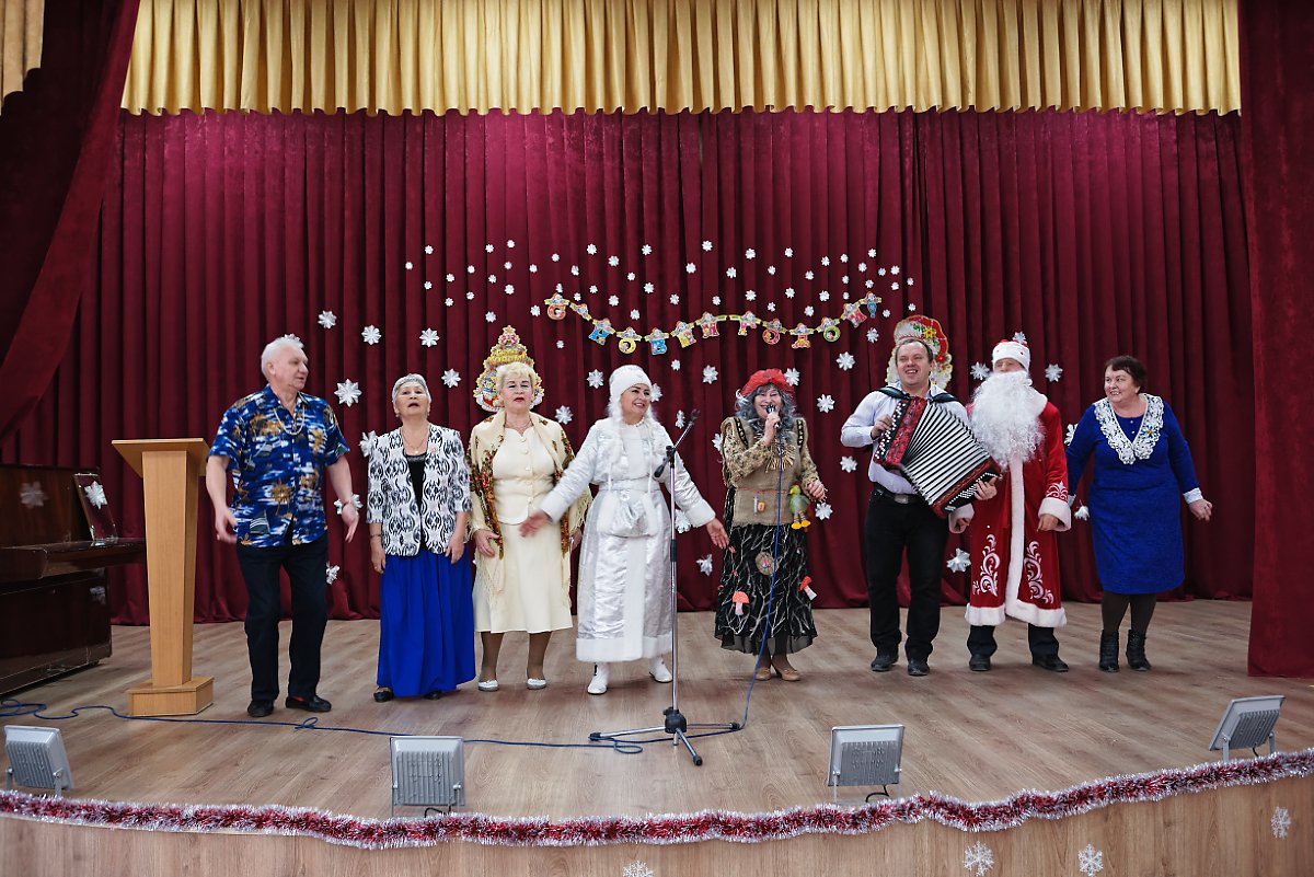 Пожилых астраханцев поздравили  участники театральной студии «Ариза»