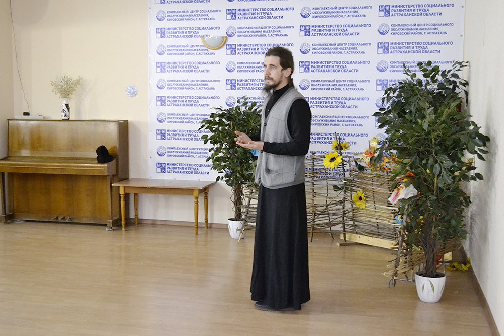 Астраханские пенсионеры беседуют о духовной жизни