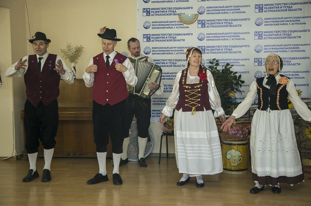 Астраханские пенсионеры познакомились с немецким фольклором