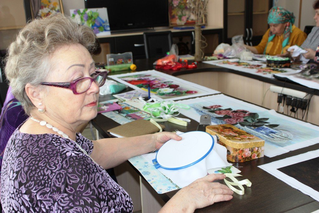 Астраханские пенсионеры осваивают технику объёмной вышивки