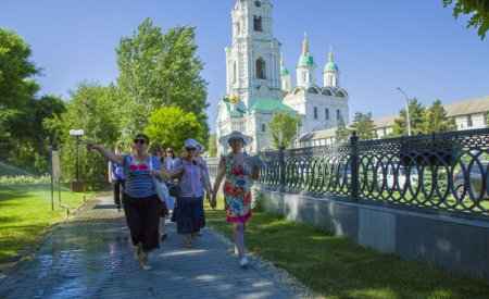 Астраханские пенсионеры изучали старейшую улицу города