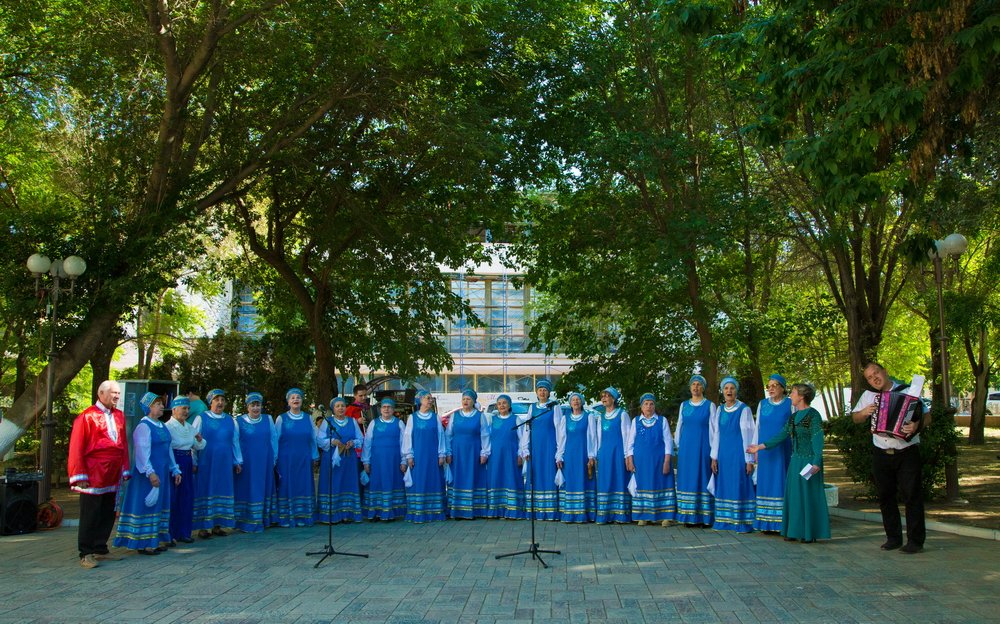 У Астраханской филармонии пенсионеры пели о Родине, дружбе и любви