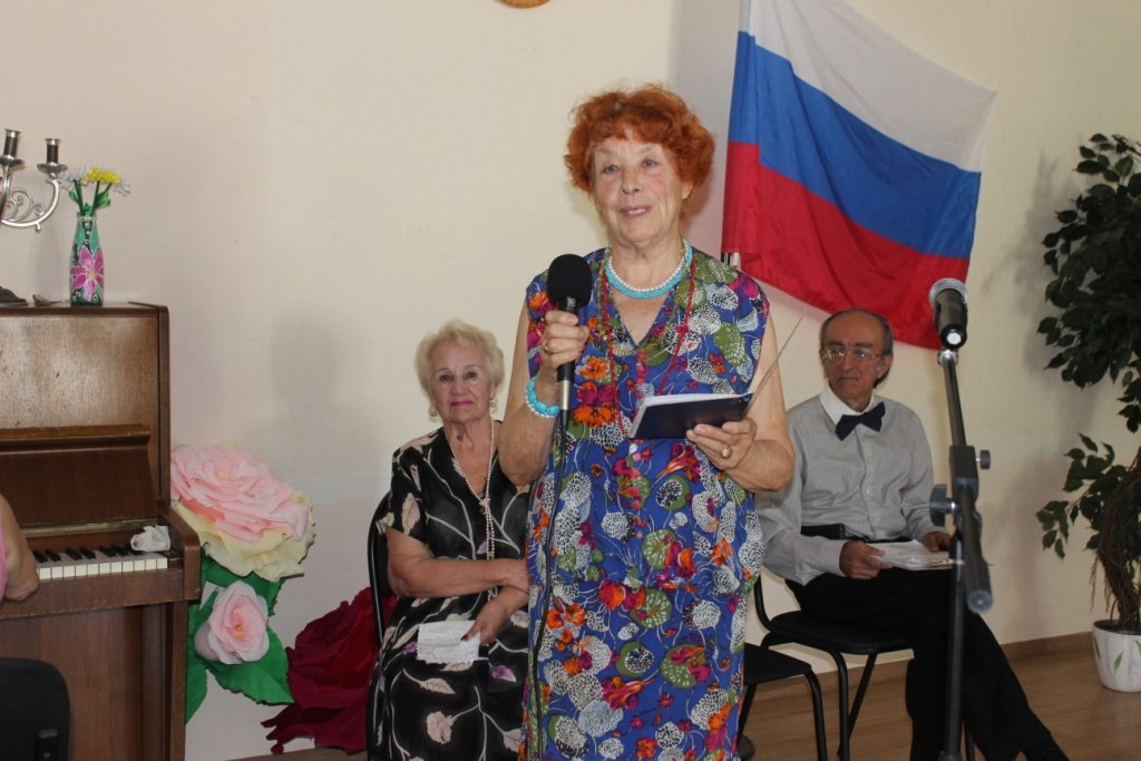 День флага России астраханские пенсионеры встретили песней