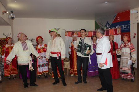 Астраханские пенсионеры вспомнили традиции предков на «Деревенских посиделках»