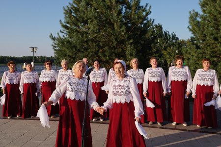 Астраханские пенсионеры под музыку провожают лето