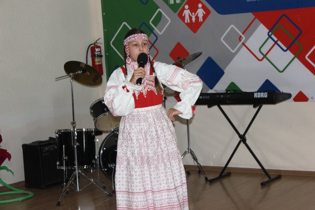 Астраханских пенсионеров поздравили юные музыканты
