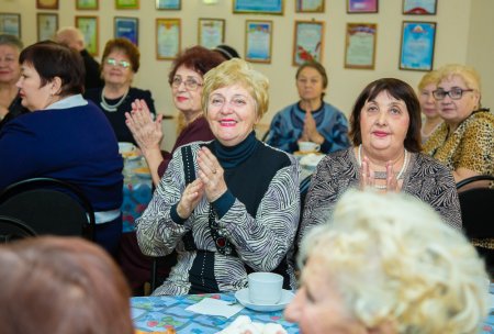 Астраханских пенсионерок поздравили с Днём матери