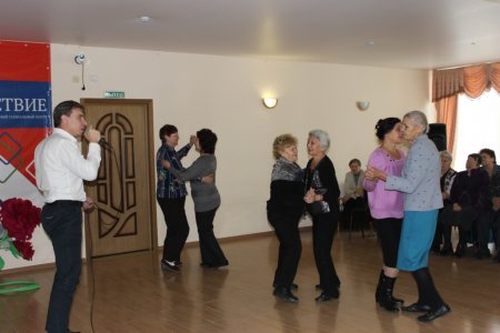 Астраханские пенсионеры познакомились с эстрадной студией «Рандеву»