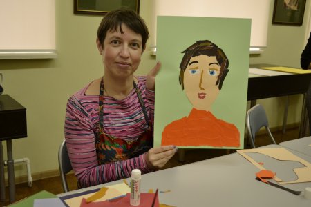 Подопечные центра «Содействие» смастерили автопортрет из бумаги в Доме-музее Кустодиева