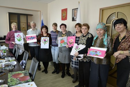 Астраханские пенсионеры расписывали одежду и создавали текстильные картины