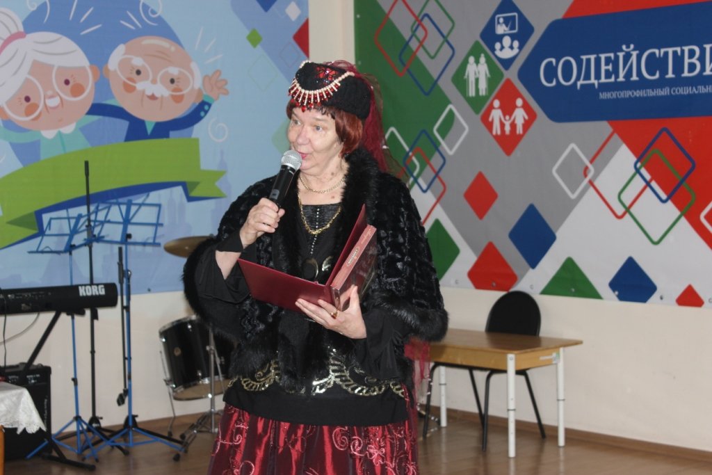 Астраханские пенсионеры отмечают День театра