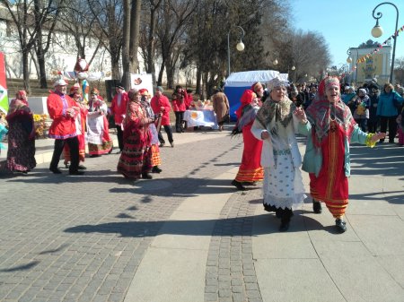 В Астрахани отметили Масленицу уличным фестивалем