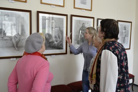 Астраханские пенсионеры посещают выставки в художественном училище