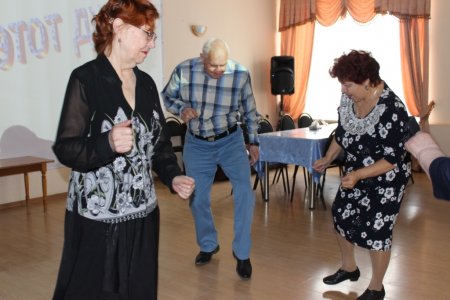 Астраханские пенсионеры узнали историю джаза