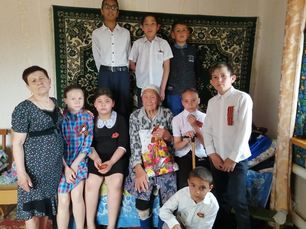 Дети из замещающих семей поздравили ветеранов с Днём Победы