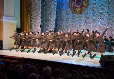 Астраханских ветеранов и тружеников тыла поздравили с Днём Победы ярким концертом