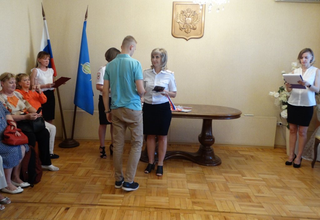 Накануне Дня России юные астраханцы получили первые в жизни паспорта