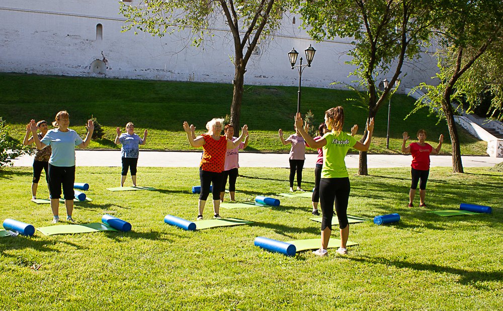 В городском сквере прошла фитнес-тренировка для активисток школы третьего возраста