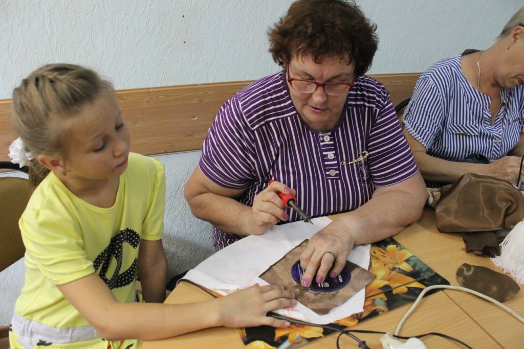 Воспитанниц центра «Улитка» обучили технике гильоширования