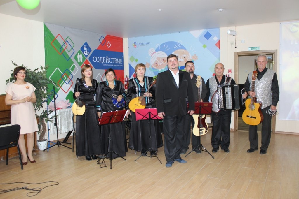 Астраханским пенсионерам преподнесли музыкальный подарок