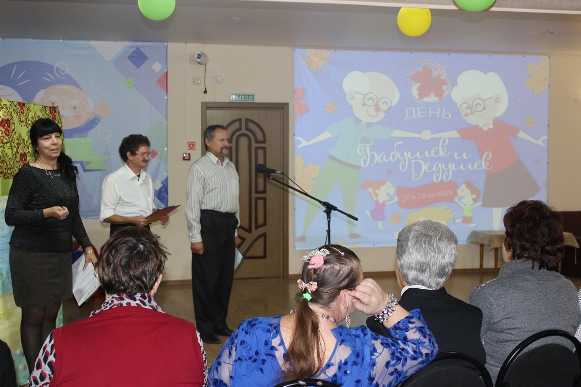 Астраханские пенсионеры отметили День бабушек и дедушек