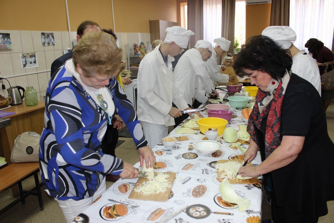 Астраханские пенсионеры соревновались с подростками в засолке капусты