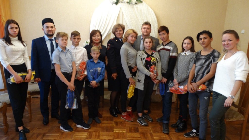 Юные астраханцы приняли участие в акции «Наш дружный дом — Россия»