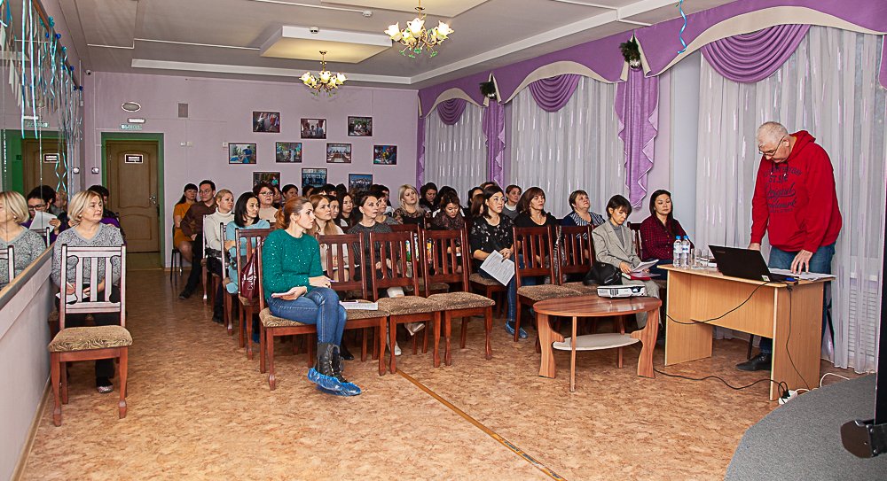 Астраханские специалисты социальной отрасли обсудили алгоритм помощи подросткам в критической ситуации