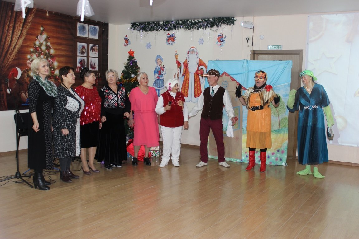Астраханские пенсионеры показали праздничный концерт к Новому году