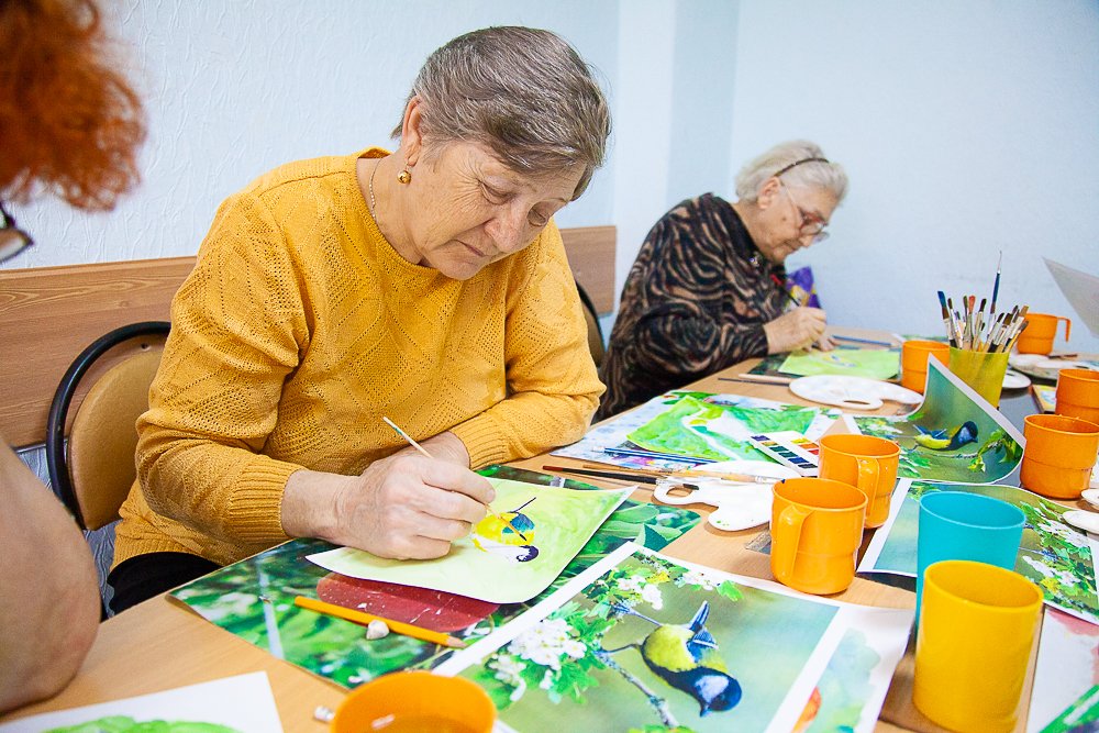 Астраханские пенсионеры продолжают приобщаться к изобразительному искусству