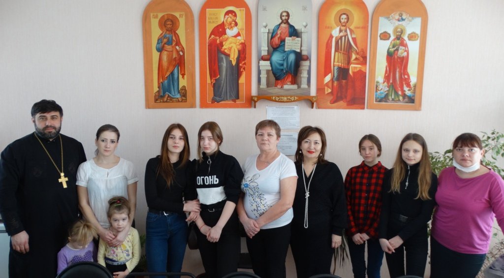 Подростки из семей, находящихся в сложной ситуации, посетили храм Сергия Радонежского