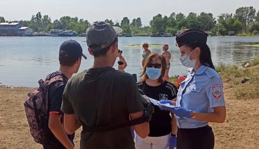 Астраханские общественники и полицейские разъясняют правила поведения на водоёмах