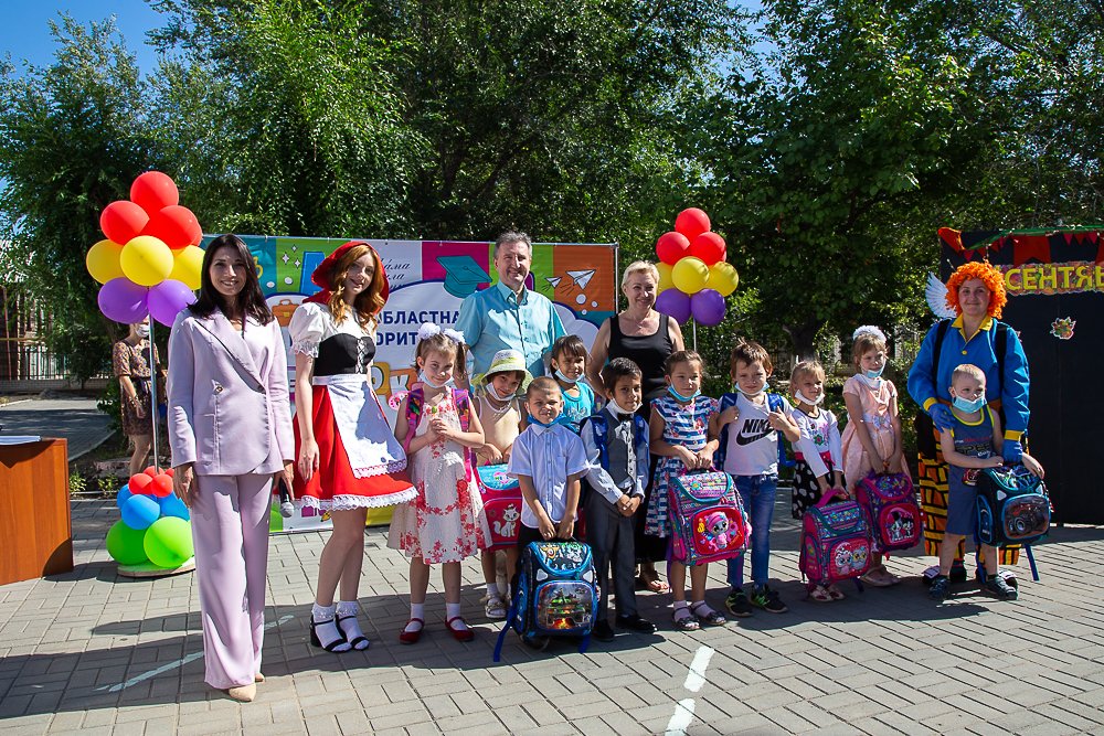 Будущие школьники Астрахани получили портфели в рамках благотворительной акции «Первоклассник»
