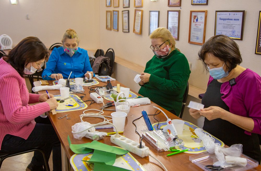Астраханские пенсионеры возобновили творческие встречи в мастерских центра «Содействие»