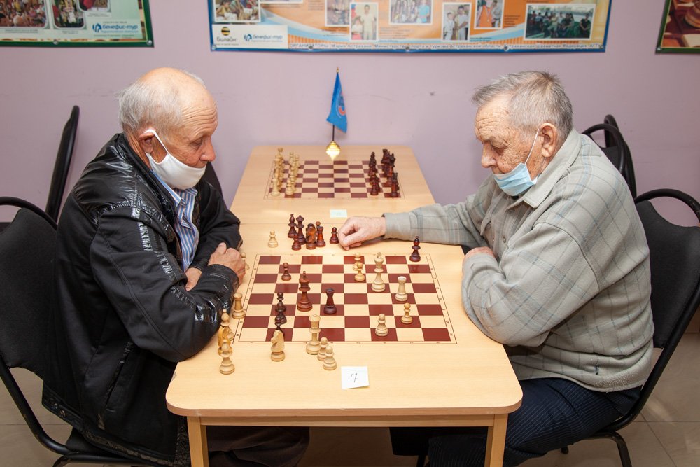 Пенсионеры Астрахани профессионально сыграли в шахматы