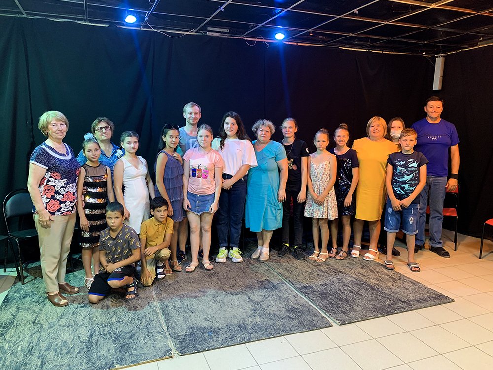 Астраханские замещающие семьи оказались на сцене театра