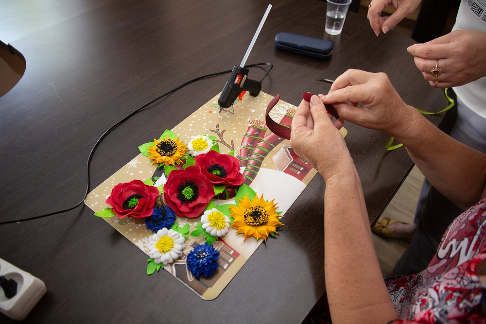 Рукодельницы студии «Страна мастеров» собрали цветочный венок