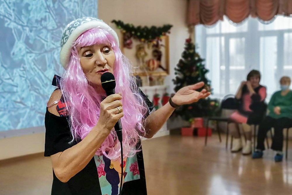 Астраханские пенсионеры зазывали зиму концертной программой