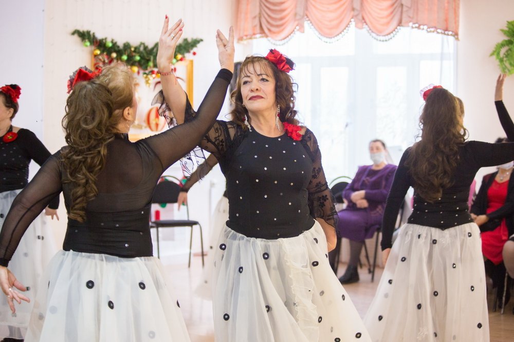 Астраханские пенсионеры получили музыкальный подарок от центра «Оберег»