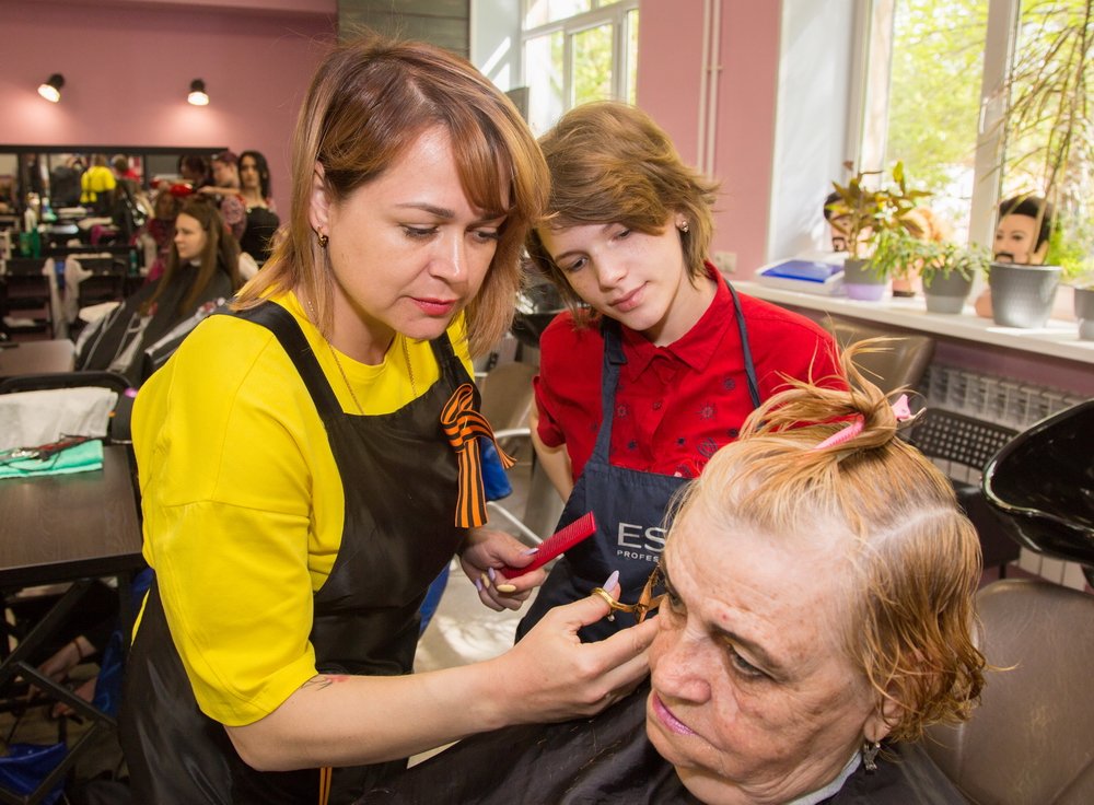 Мастера парикмахерского искусства преобразили астраханских пенсионерок