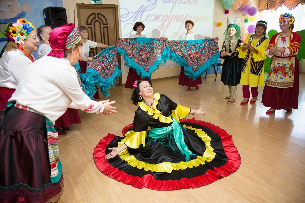 Подопечные социального центра отметили Международный день танца