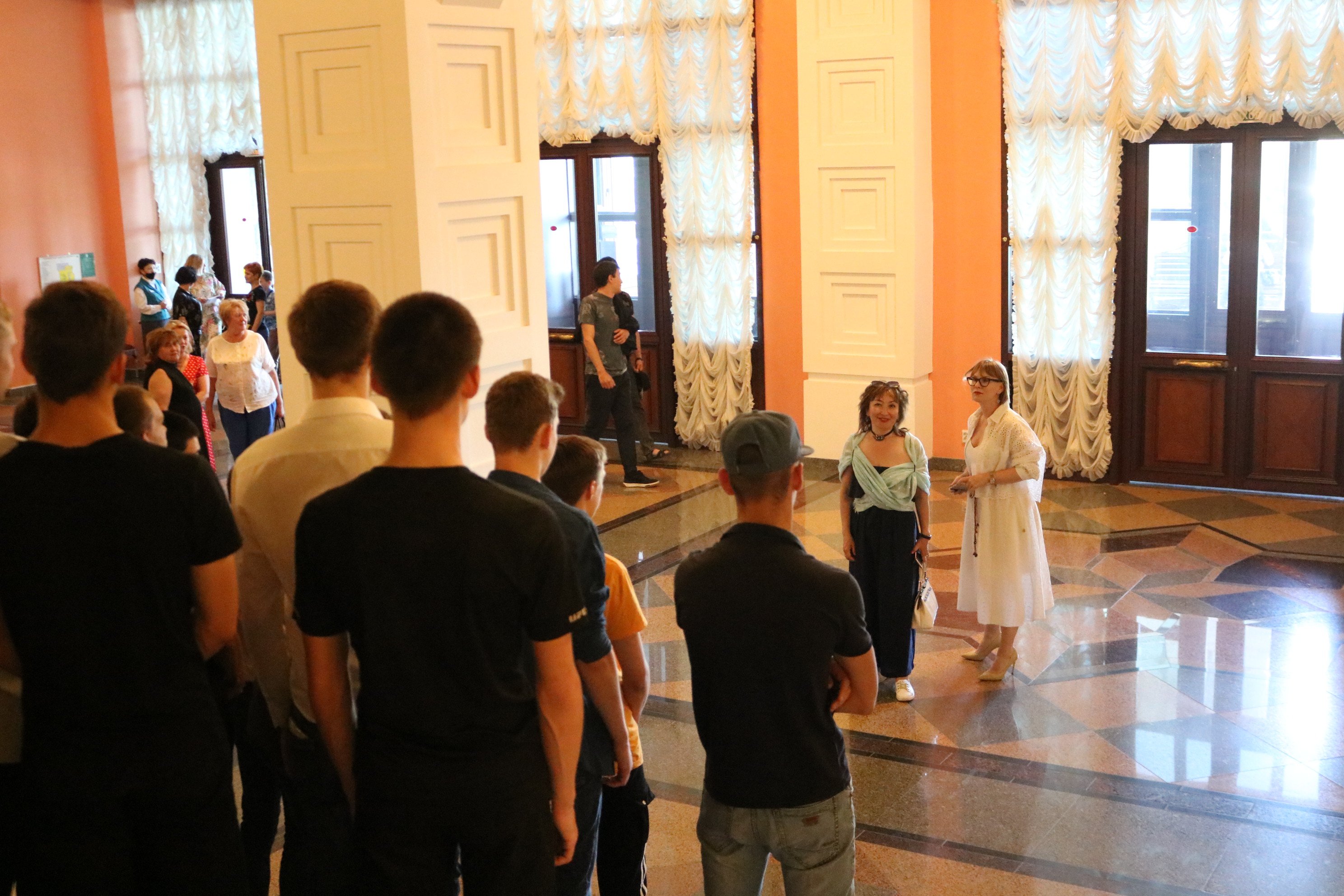 Подростки центра «Содействие» посетили театр оперы и балета