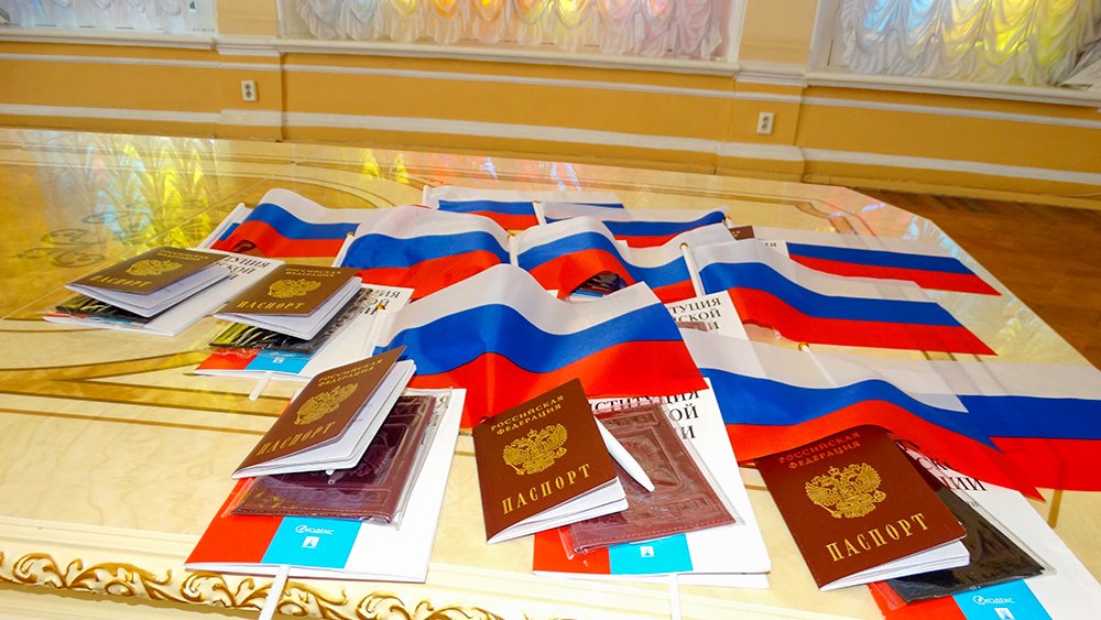 Астраханские подростки получили свой первый взрослый документ