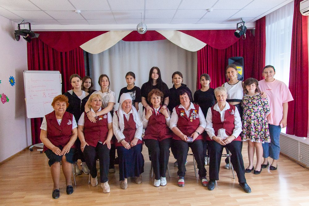 «Серебряные» волонтёры рассказали воспитанницам центра «Улитка» о важности семьи