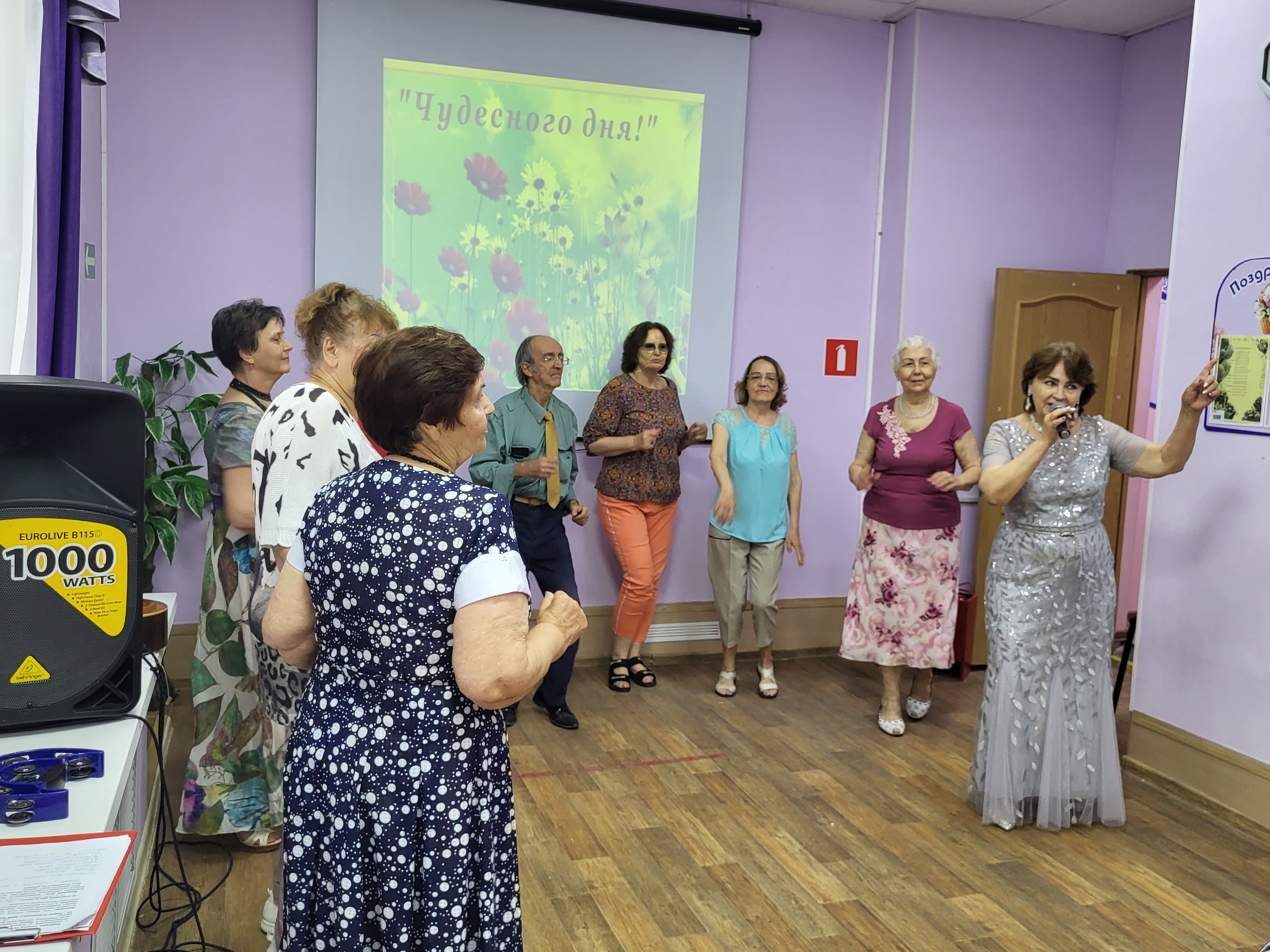 Активисты «Содействия» подарили летний концерт посетителям центра «Оберег»