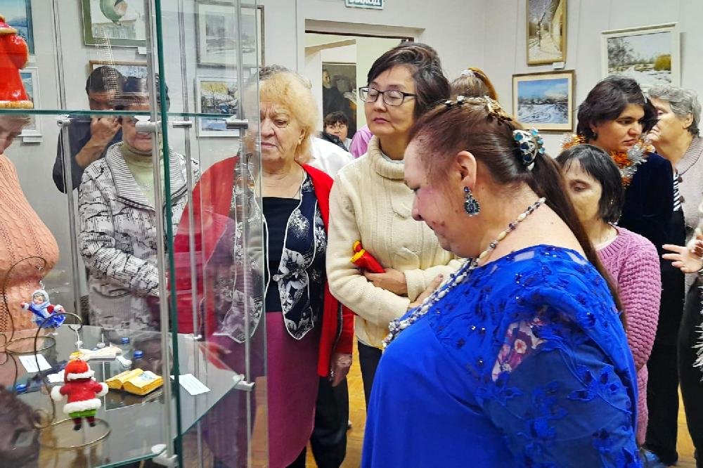 Участники клуба «Касталия» посетили выставку «Зимние истории»